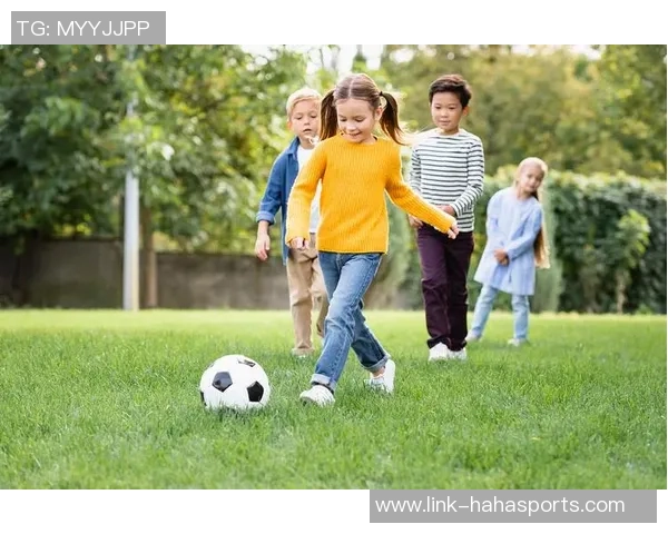 重温经典老足球海报的魅力与历史传承，感受足球文化的独特韵味与激情